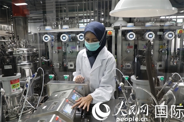 中國—印尼新能源材料與冶金工程技術(shù)聯(lián)合研究實驗室內(nèi)，研究人員正在工作。人民網(wǎng)記者曹師韻攝