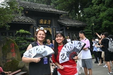 媒體考察團成員在都江堰清溪園合影留念。（陳斌 攝）