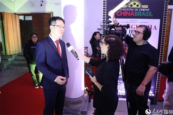 第三屆中國(guó)－巴西電影展主辦方巴西康橋博智文化傳媒公司總經(jīng)理陳翔廣在接受媒體采訪時(shí)表示，希望通過中巴電影展這個(gè)平臺(tái)促進(jìn)兩國(guó)文化交流，把更多的中國(guó)影視作品引進(jìn)巴西。人民網(wǎng)記者 陳一鳴攝