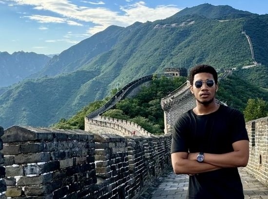 8月28日，尼日利亞青年阿米爾·阿希姆在慕田峪長城留影。新華社發(fā)（清華大學(xué)供圖）
