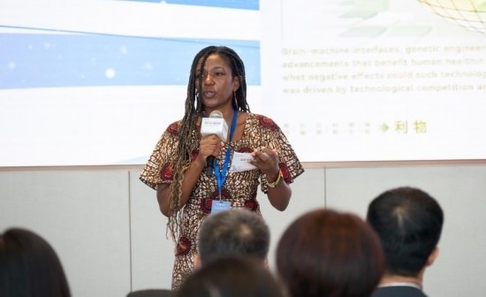 8月29日，在第二屆清華國際青年對話論壇活動(dòng)上，來自烏干達(dá)的媒體人詹尼弗·阿西姆韋分享中國之旅的感悟。新華社發(fā)（畢尚宏攝）