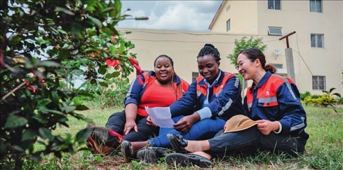 在肯尼亞內(nèi)羅畢，非洲之星鐵路運營公司工電部電子設備檢修工區(qū)工長陳玲（右）在休息時教學員唱中文歌曲（2023 年 5 月 23 日攝） 王冠森攝 / 本刊