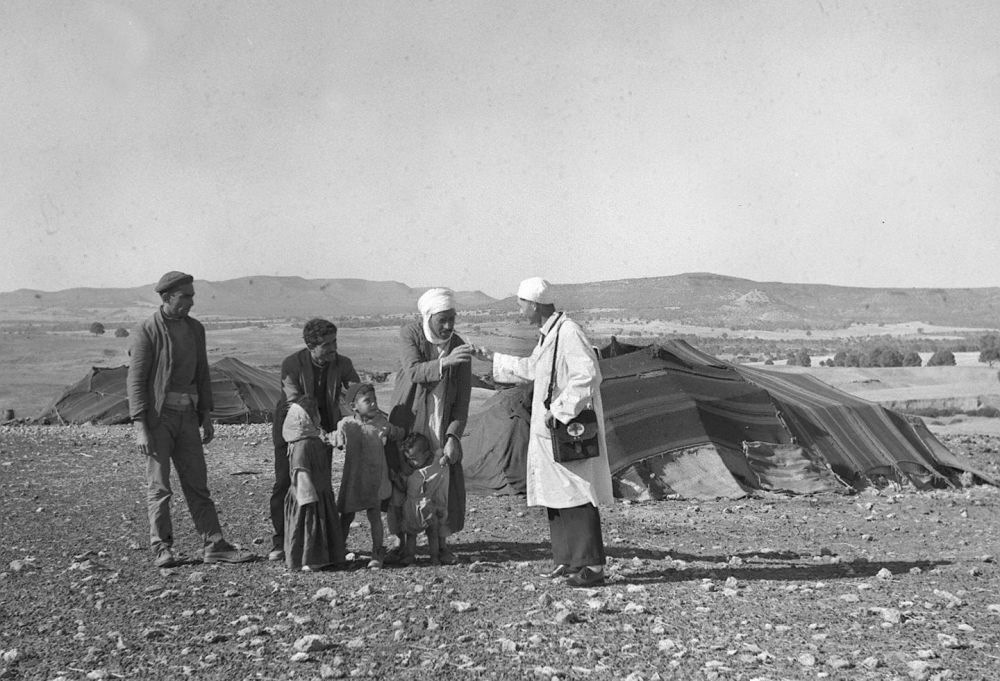 1965年，一名中國(guó)援阿爾及利亞醫(yī)療隊(duì)醫(yī)生（右一）在阿爾及利亞賽伊達(dá)省為牧民診治。