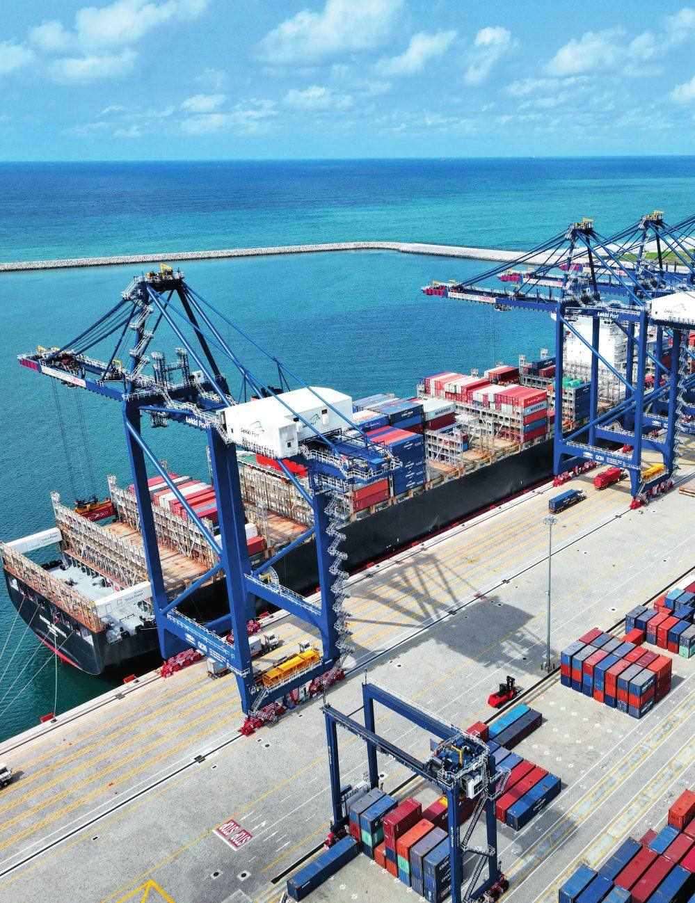 由中國港灣工程有限責任公司承建的尼日利亞萊基深水港位于中尼合作建設的拉各斯萊基自貿(mào)區(qū)內(nèi)，是尼日利亞首個現(xiàn)代化深水港和最大港口。圖為一艘貨輪在尼日利亞拉各斯萊基深水港裝卸集裝箱（2024 年 3 月 11 日攝）萊基港公司供圖