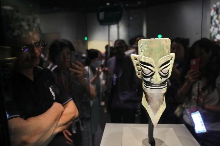 8月31日，亞洲媒體考察團(tuán)參訪三星堆博物館?！吨袊?guó)經(jīng)濟(jì)周刊》記者肖翊攝