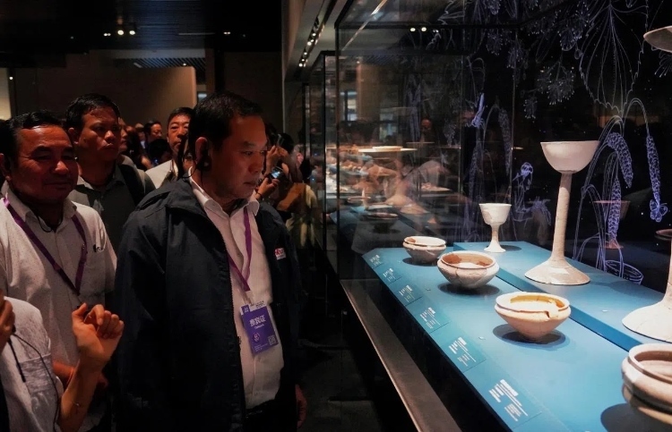 8月31日，亞洲媒體考察團(tuán)參訪三星堆博物館。左一為老撾博利坎賽省新聞文化旅游廳廳長(zhǎng)頌通·威本康。《人民日?qǐng)?bào)海外版》記者喬宇攝