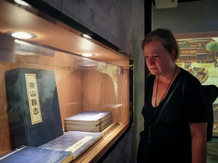 2024“一帶一路”媒體合作論壇聯(lián)合采訪調(diào)研行成員在蘇稽古鎮(zhèn)調(diào)研樂山歷史文化。本報(bào)記者 伊霄攝