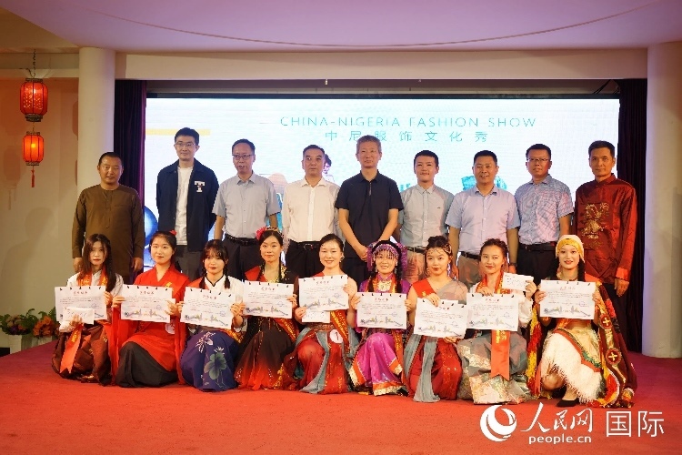 嘉賓與中尼服飾文化秀中方十佳模特獎合影留念 人民網記者 姜宣攝