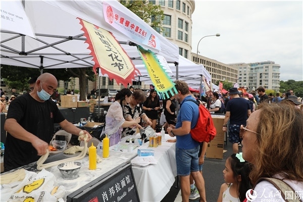 3、活動現(xiàn)場設置了眾多展臺。 人民網記者 李志偉攝