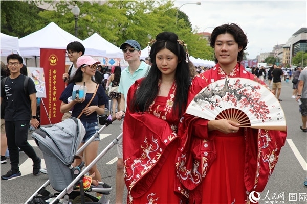 5、當?shù)厝A僑華人身穿漢服參加文化節(jié)。 人民網記者 李志偉攝