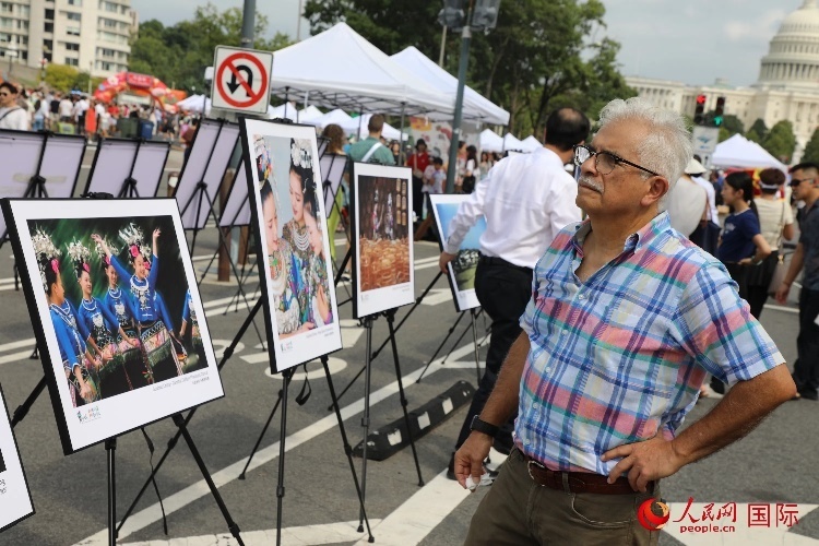 80余幅貴州主題攝影圖片展示了貴州文旅魅力。人民網(wǎng)記者 李志偉攝