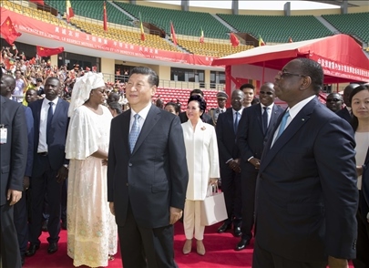 2018年7月22日，國家主席習近平在達喀爾同時任塞內(nèi)加爾總統(tǒng)薩勒共同出席塞內(nèi)加爾競技摔跤場項目移交儀式。新華社記者 王曄 攝