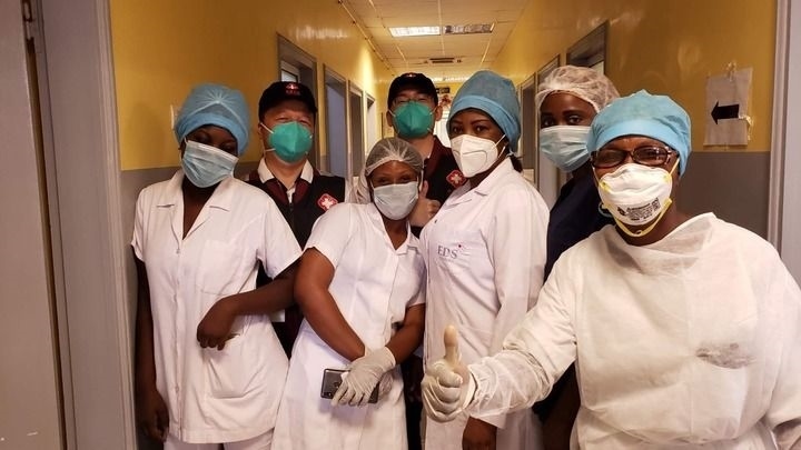 2020年5月26日，中國(guó)抗疫醫(yī)療專家組在剛果（布）首都布拉柴維爾指導(dǎo)新冠肺炎病房建設(shè)時(shí)，與當(dāng)?shù)匾痪€醫(yī)務(wù)人員合影。新華社發(fā)