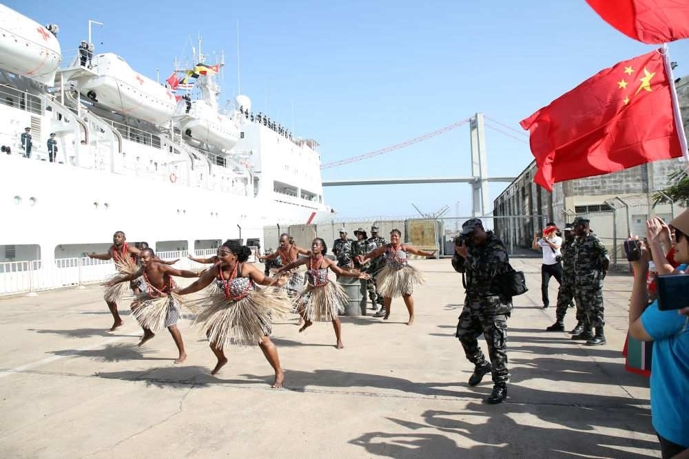 2024年8月16日，在莫桑比克馬普托港，當?shù)匮輪T表演舞蹈，歡送中國海軍“和平方舟”號醫(yī)院船。
