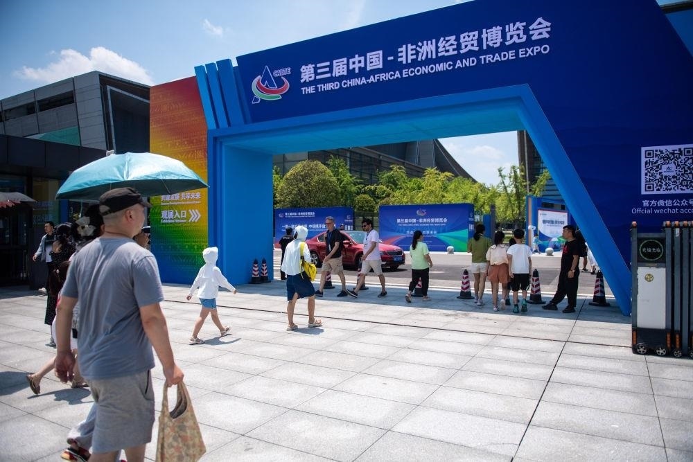 △2023年7月，在湖南長沙國際會展中心，觀眾進(jìn)入中非經(jīng)貿(mào)博覽會展會現(xiàn)場。