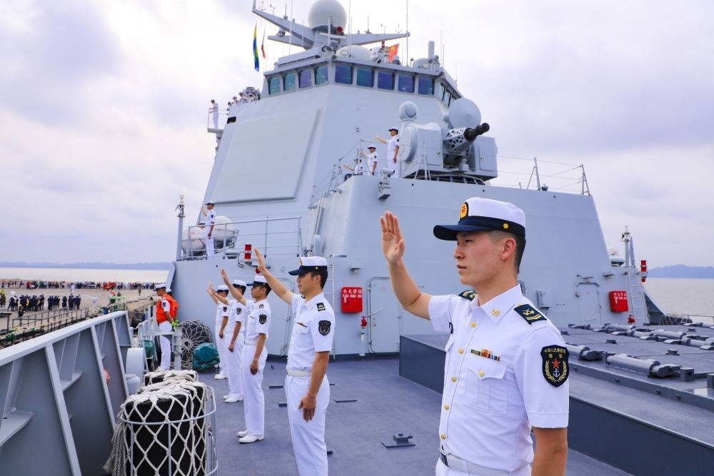 2023年7月8日，中國海軍第43批護航編隊官兵向加蓬利伯維爾奧文多港碼頭的歡迎人群揮手致意。中國海軍第43批護航編隊抵達加蓬利伯維爾，開始對加蓬進行為期4天的友好訪問。