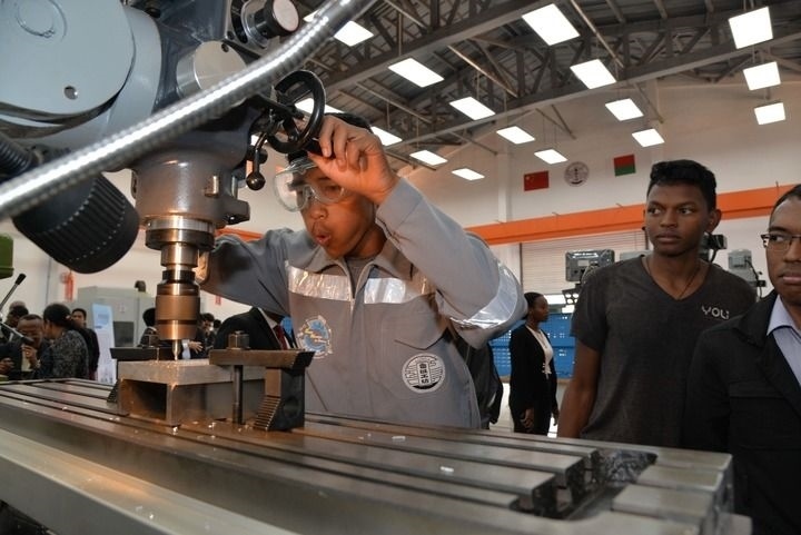 2024年4月26日，在馬達(dá)加斯加首都塔那那利佛，塔那那利佛大學(xué)理工學(xué)院的學(xué)生在魯班工坊操作設(shè)備。新華社發(fā)（西塔卡·拉喬納里松攝）