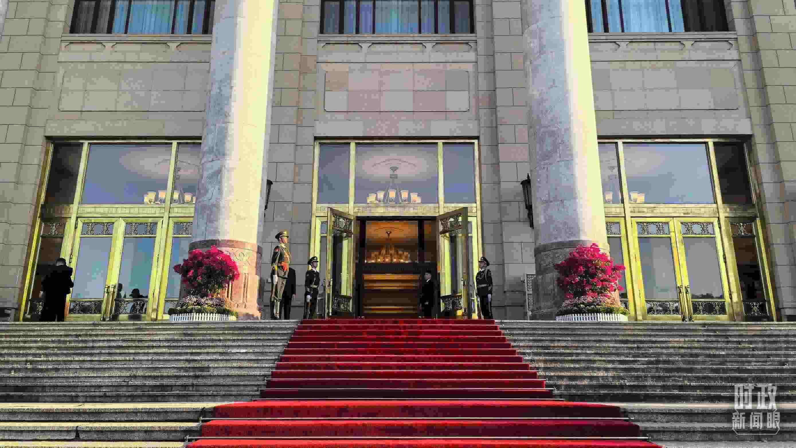△人民大會(huì)堂外，禮兵列隊(duì)迎接貴賓。（總臺(tái)央視記者陸泓宇拍攝）
