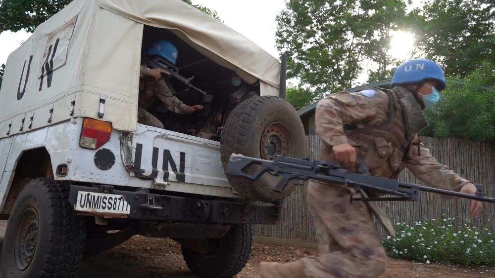 2022年7月27日，中國第八批赴南蘇丹（朱巴）維和步兵營百人防暴隊抵達預(yù)定區(qū)域，進行綜合防衛(wèi)演練。針對南蘇丹社會安全問題及近期在剛果（金）東部地區(qū)發(fā)生的針對聯(lián)合國剛果（金）穩(wěn)定特派團的抗議示威活動，中國第八批赴南蘇丹（朱巴）維和步兵營于日前組織UN HOUSE（聯(lián)合國之家）綜合防衛(wèi)演練，以應(yīng)對可能出現(xiàn)的難民涌入、營門遇襲、暴恐威脅等突發(fā)情況。