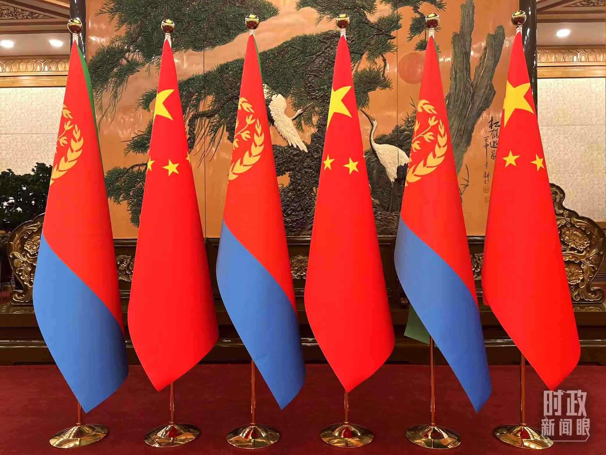 △會(huì)見現(xiàn)場(chǎng)擺放的中國(guó)和厄立特里亞兩國(guó)國(guó)旗。（總臺(tái)央視記者趙婷拍攝）