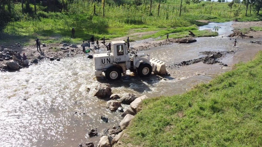 2023年6月7日，在剛果（金）南基伍省卡萊亥地區(qū)，中國第26批赴剛果（金）維和工兵分隊官兵進行施工作業(yè)。
