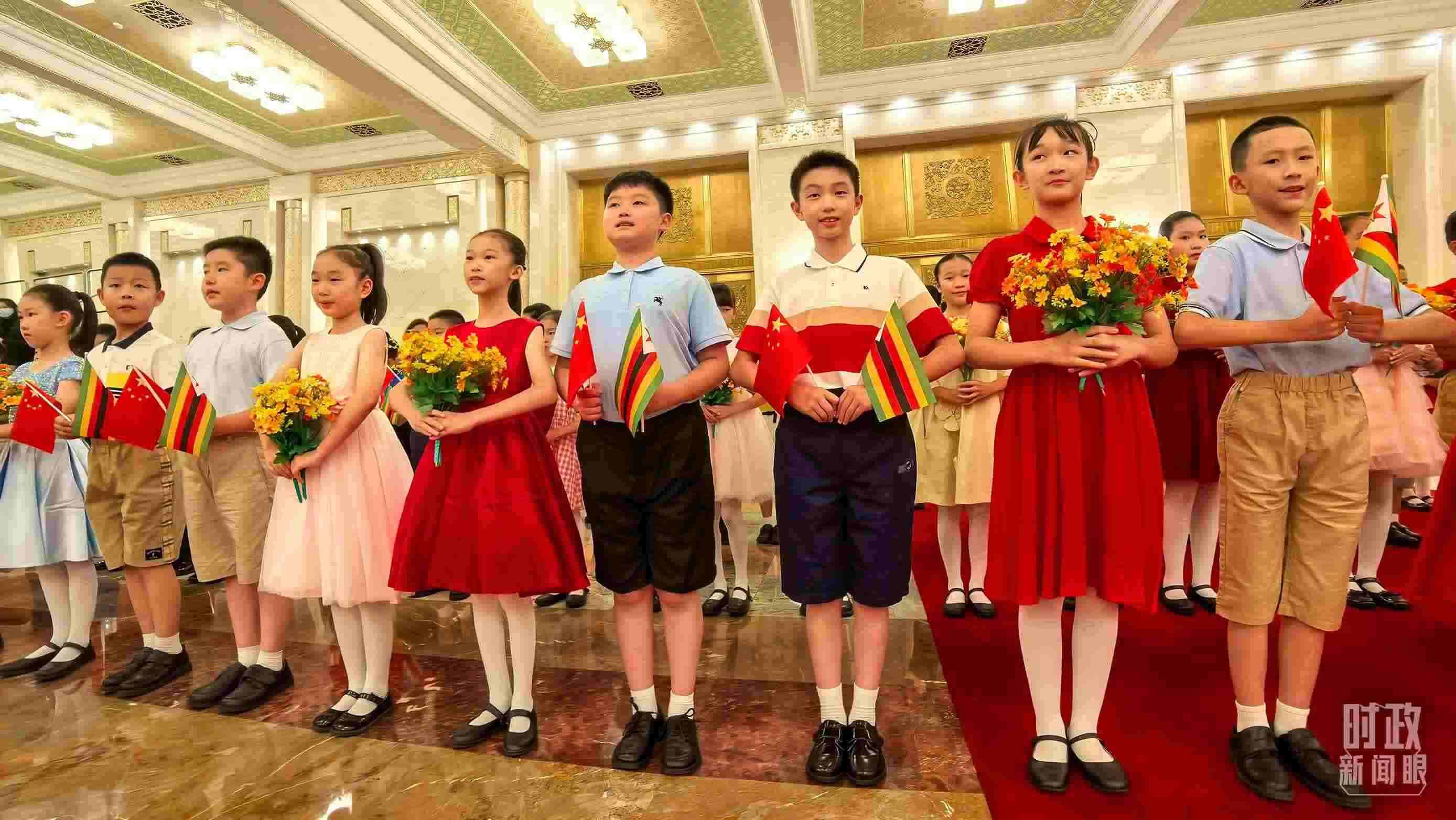 △現場歡迎津巴布韋總統(tǒng)訪華的青少年。（總臺央視記者鐘銳拍攝）