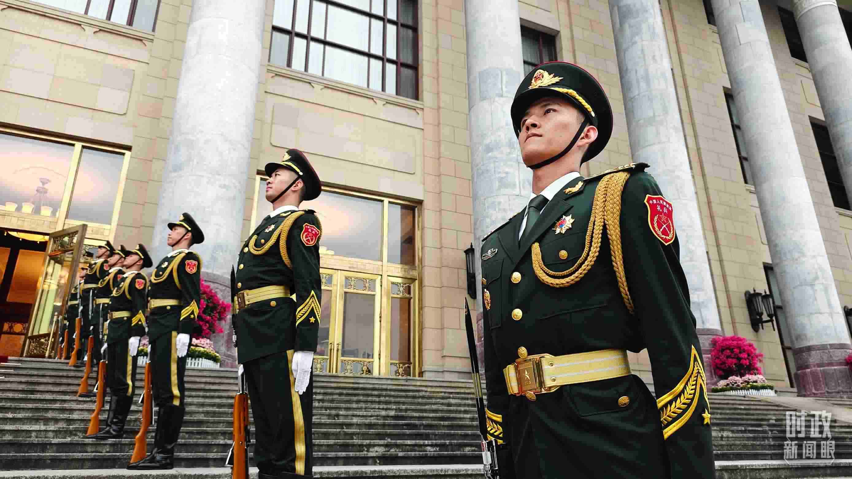  △人民大會堂外，禮兵列隊歡迎外國領導人。（總臺央視記者韓銳拍攝）