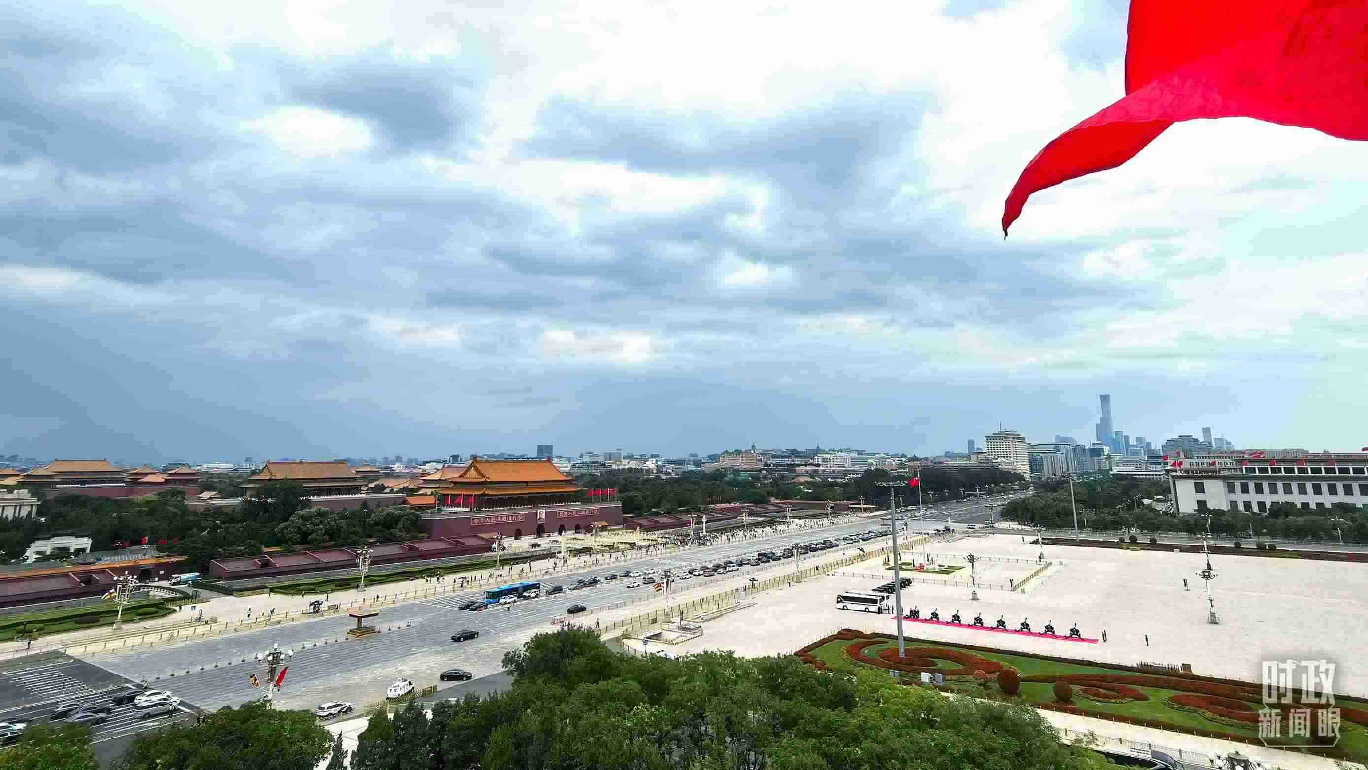 △北京長安街兩側懸掛中非合作論壇成員旗幟。（總臺央視記者張垚拍攝）