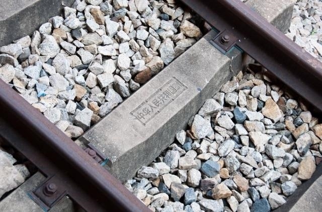 坦贊鐵路鋼筋混凝土軌枕上的“中華人民共和國(guó)制”字樣清晰可辨。