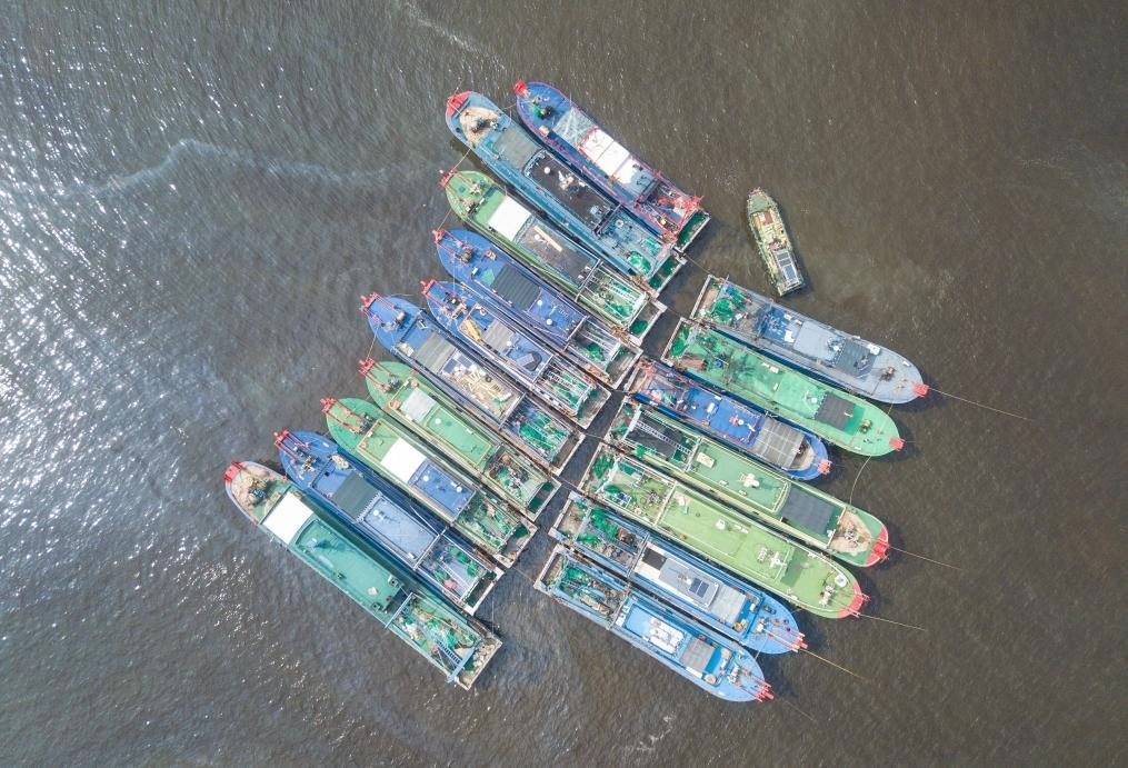 9月4日，船只在海南省?？谑行赂鄞a頭?？勘茱L(fēng)（無人機照片）。新華社記者 蒲曉旭 攝