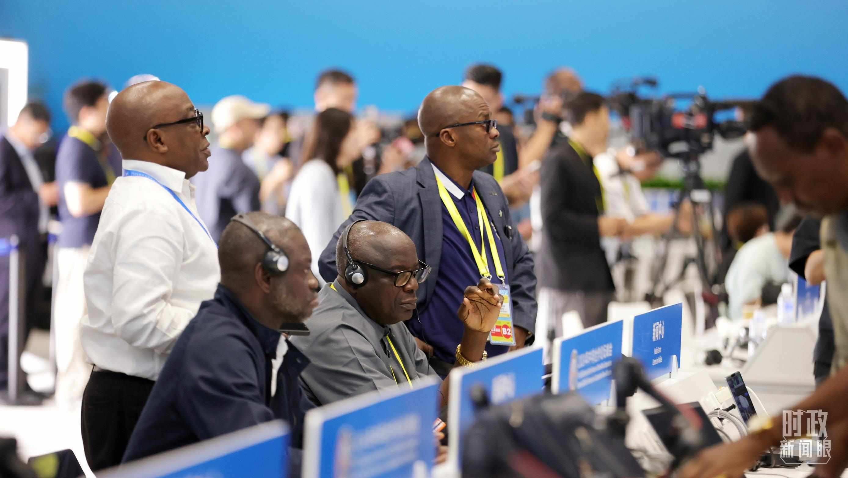  △媒體記者在人民大會堂和新聞中心參與峰會報(bào)道。（總臺央視記者范一鳴、魏幫軍拍攝）