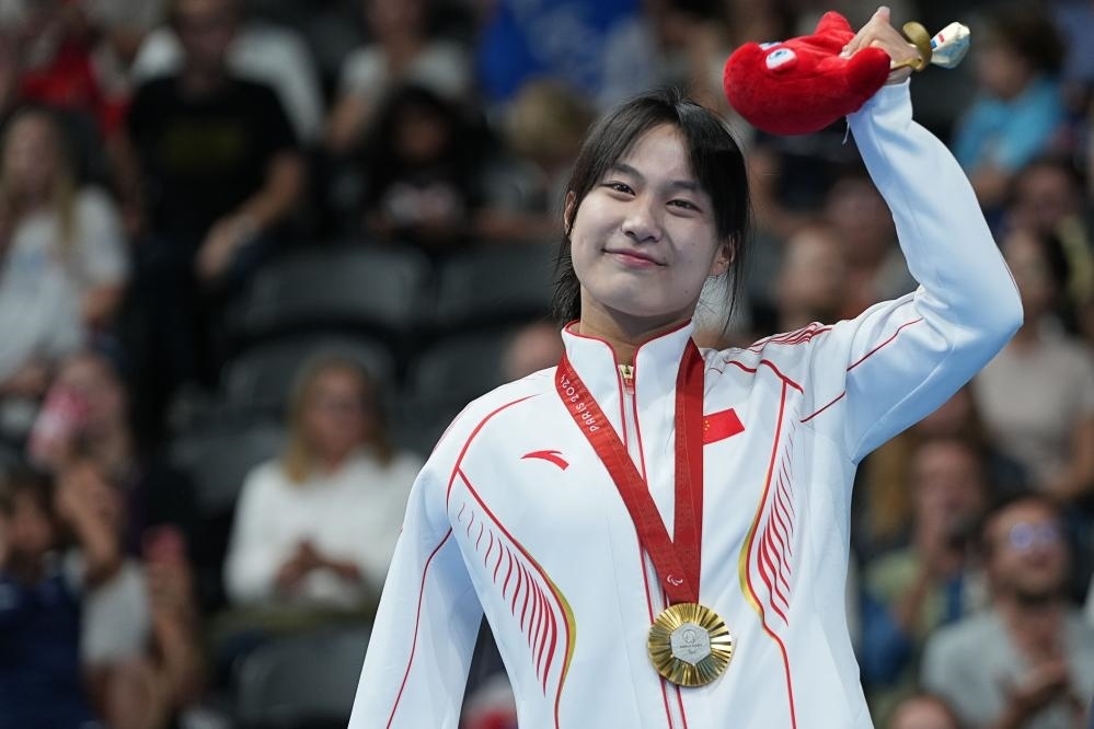 9月4日，蔣裕燕在巴黎殘奧會游泳女子100米自由泳S7級頒獎儀式上。新華社記者 熊琦 攝