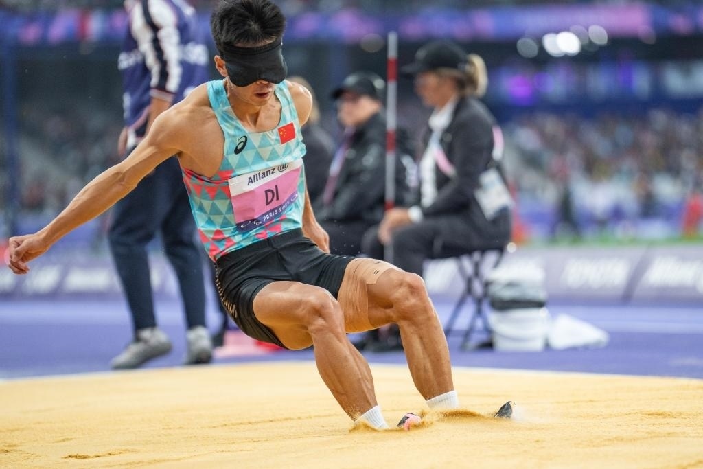8月30日，邸東東在巴黎殘奧會田徑男子跳遠T11級決賽中試跳。新華社記者 黃偉 攝