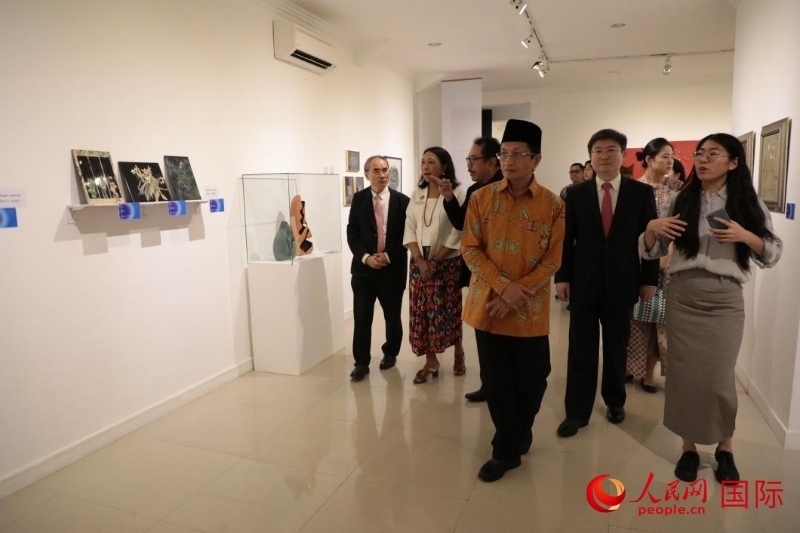 參加開幕式的嘉賓參觀展覽。人民網(wǎng)記者曹師韻攝