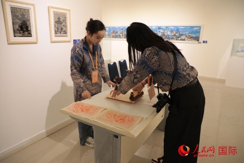 展覽現(xiàn)場(chǎng)的拓印技藝體驗(yàn)工坊。人民網(wǎng)記者曹師韻攝