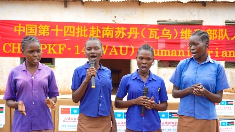 動(dòng)聽的歌聲歡迎中國(guó)官兵。王軍杰攝