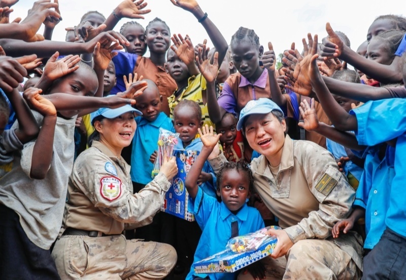 學(xué)生對(duì)中國(guó)官兵援助表達(dá)感謝。王皓宇攝