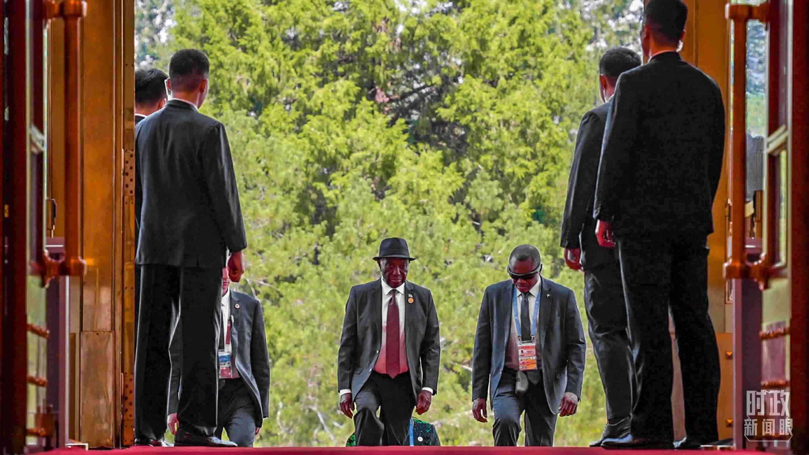 利比里亞總統(tǒng)博阿凱步入人民大會堂。（總臺央視記者蔣碩拍攝）