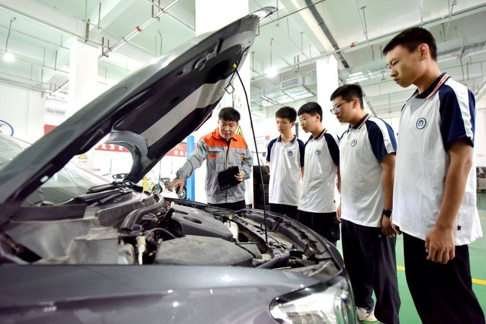 2024年6月7日，河北省邢臺(tái)市威縣職業(yè)技術(shù)教育中心教師在指導(dǎo)學(xué)生學(xué)習(xí)汽車維修技術(shù)。新華社記者 王曉 攝