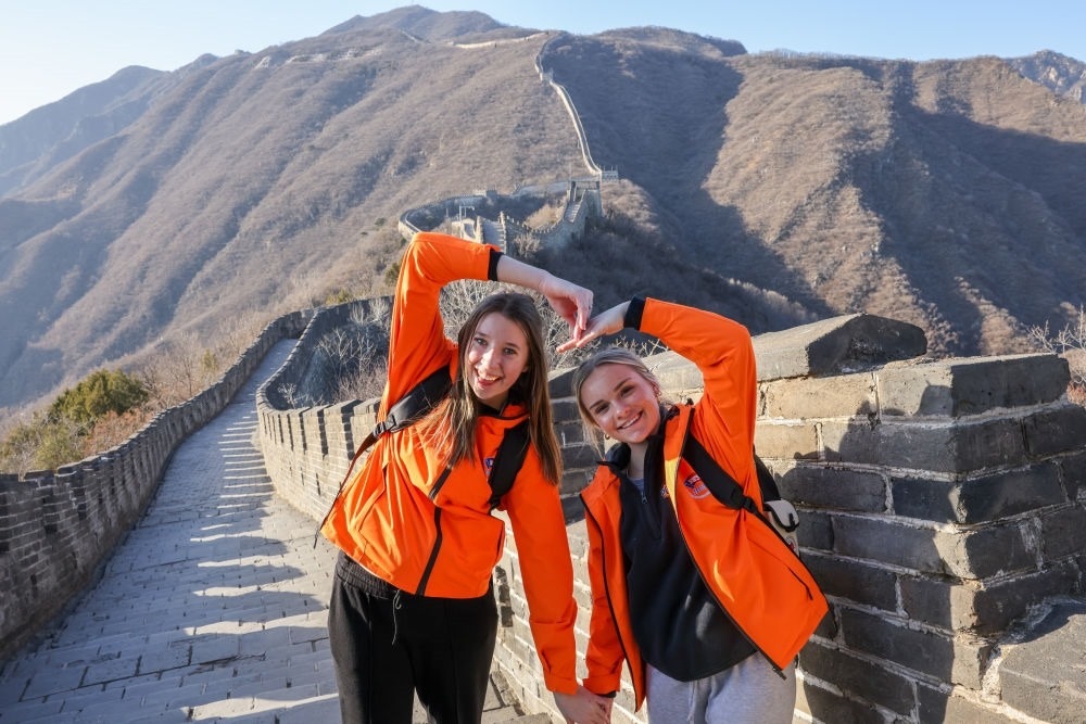 2024年3月20日，美國(guó)華盛頓州中學(xué)生代表團(tuán)的成員在北京慕田峪長(zhǎng)城留影。新華社記者 殷剛 攝