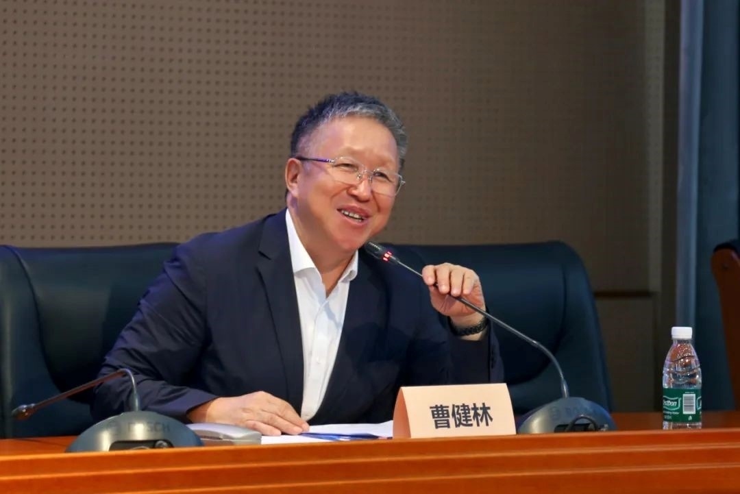 科技部原副部長、十三屆全國政協(xié)教科衛(wèi)體委員會副主任、現(xiàn)任季華實驗室理事長、主任曹健林致辭。主辦方供圖