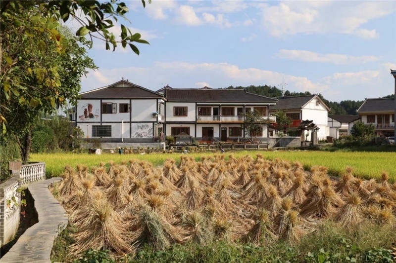 傳統(tǒng)的黔北村莊風(fēng)貌同現(xiàn)代民居元素相融合，人文風(fēng)光與生態(tài)自然風(fēng)景相結(jié)合，人與自然和諧共生。（俄羅斯《中國與俄羅斯》雜志社社長奧列格·別列日內(nèi)赫攝）