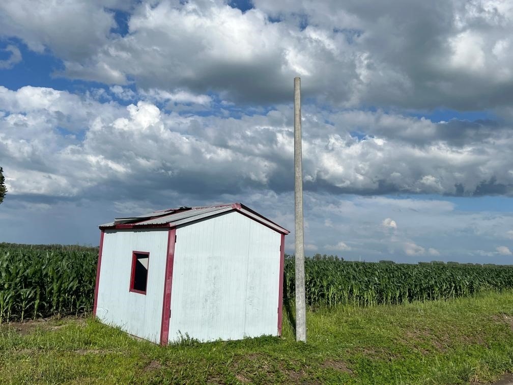 林甸縣一處保護水源井的鐵皮房出現(xiàn)破損，未見配套設(shè)備。新華社記者董寶森攝