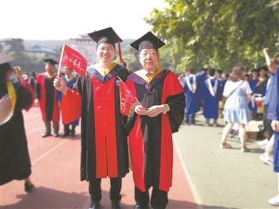 圖為李德仁（右）和學(xué)生肖雄武的合影。 肖雄武供圖