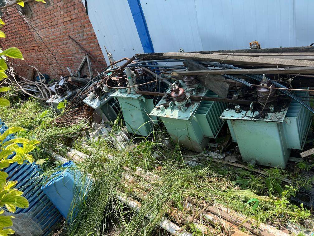 存放在農(nóng)戶家中的變壓器。新華社記者董寶森攝