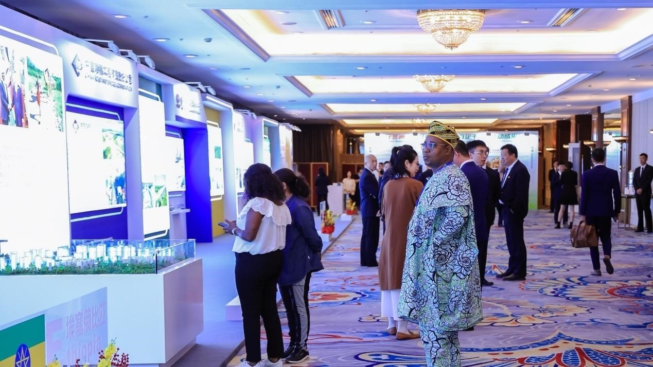 與會(huì)嘉賓參觀主題展覽。主辦方供圖