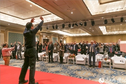 孫武權(quán)現(xiàn)場表演中醫(yī)傳統(tǒng)功法易筋經(jīng)。人民網(wǎng)記者黃培昭攝