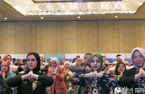 活動現(xiàn)場，埃及民眾跟著孫武權(quán)體驗(yàn)中醫(yī)傳統(tǒng)功法易筋經(jīng)。人民網(wǎng)記者黃培昭