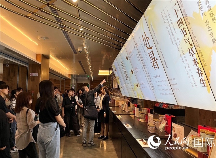 2. 日中友好協(xié)會青年代表團一行學習24節(jié)氣養(yǎng)生知識。（人民網(wǎng)記者陳思 攝）