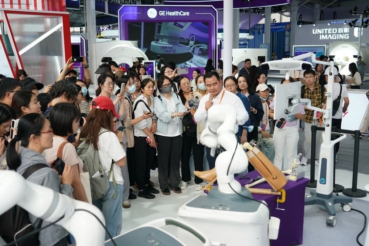 2024年9月11日，記者在服貿(mào)會首鋼園區(qū)健康衛(wèi)生服務(wù)館采訪。新華社記者 張晨霖 攝